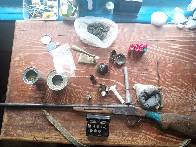 Полицейские задержали подозреваемого в незаконном изготовлении боеприпасов.