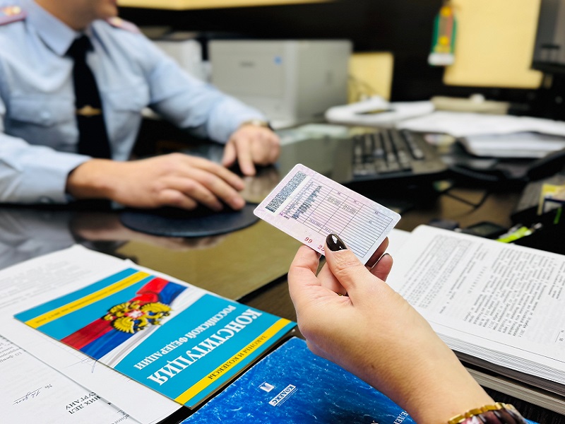 Сотрудники Госавтоинспекции напоминают, что за использование поддельного водительского удостоверения грозит уголовная ответственность.