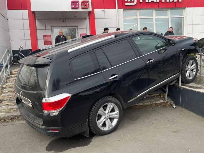 В Половинском округе два ребенка пострадали в результате наезда автомобиля на тротуаре.